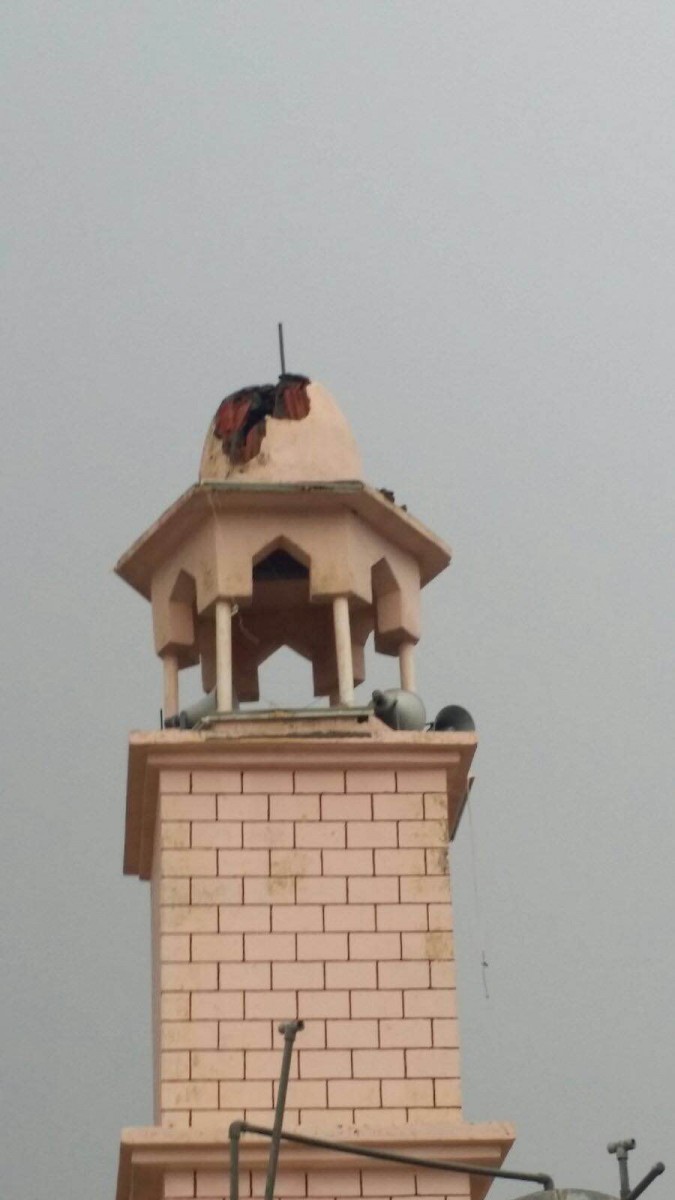 بالصورة.. صاعقة رعدية تقصم مئذنة مسجد بـ #العرضيات
