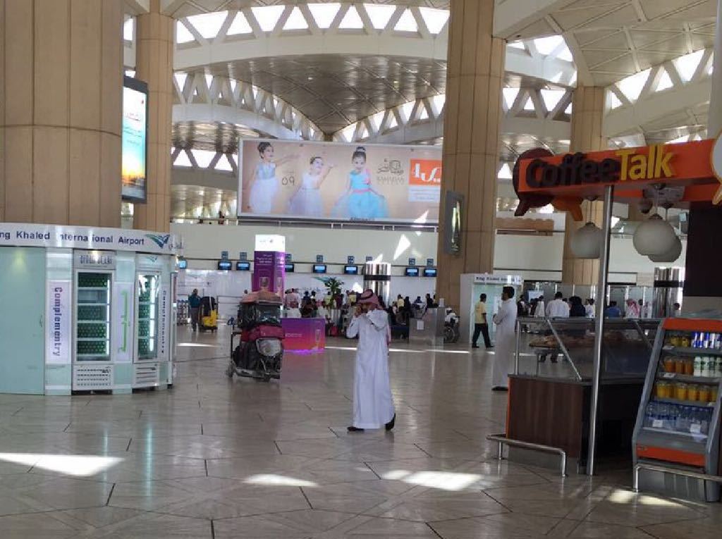 شرطة الرياض تطيح بفتاة ومرافقها حاولا توثيق وصول سعودية في مطار الملك خالد