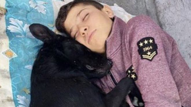 صبي سوري لم يجد في تركيا سوى “حضن” كلب