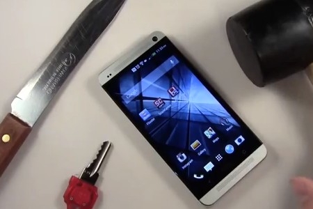 بالفيديو.. اختبار صلابة وقوة الهاتف الجديد “HTC One”