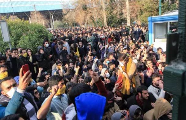 قصة صحفي إيراني أشعل الثورة الشعبية من المنفى