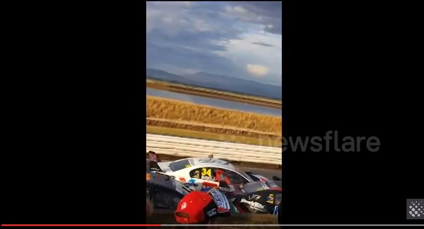 بالفيديو.. لحظة اصطدام 12 سيارة سباق بسبب خطأ بسيط