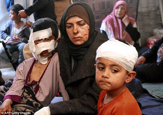 صور صادمة.. بكاء وانهيار لمصور مذبحة أطفال في سوريا