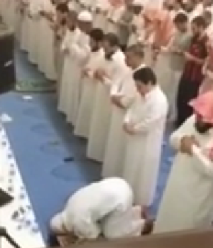 بالفيديو.. صراخ مصلٍ أثناء صلاة القيام في مسجد الملك عبدالله