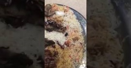 شاهد.. سعودي يعثر على “صرصار” داخل كبسة الأرز في مطعم!
