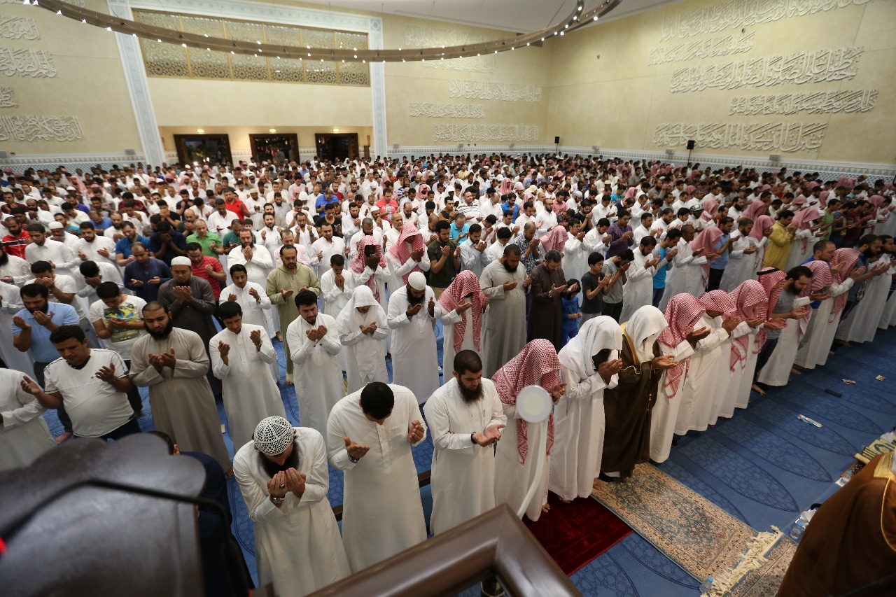 بالصور..جامع الملك عبدالله يدشن برنامجه الرمضاني ويستقبل 16 ألف مصلٍ في يومين