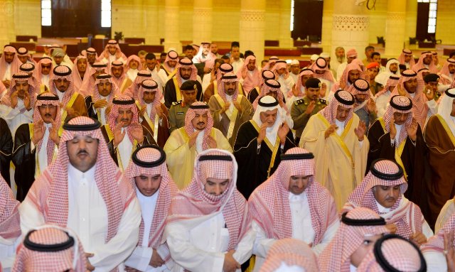 ‏‫أمير الرياض يؤدي صلاة الميت على الأمير سعود بن سلطان بن سعود