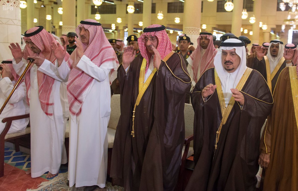 ولي العهد يؤدي صلاة الميت على الأمير ناصر بن سلطان و عبدالله الدوسري