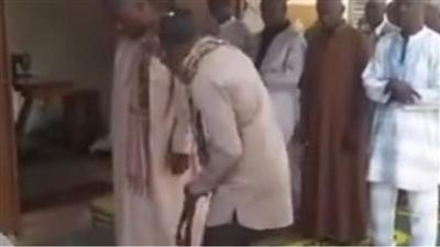 بالفيديو.. إفريقي يخرج من الصلاة ويتشاجر مع الإمام