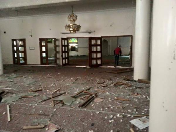 بالصور.. مقتل 3 وإصابة 10 آخرين في انفجار سيارة مفخخة أمام مسجد بصنعاء