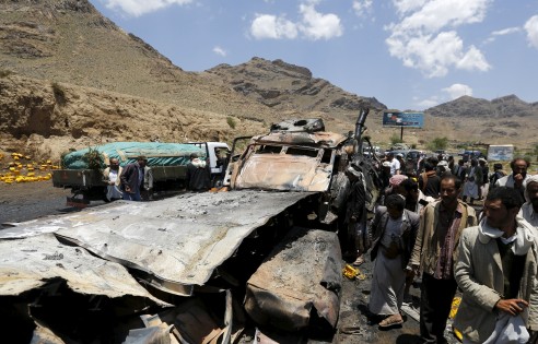 بالصور.. التحالف يصطاد قافلة إمدادات لميليشيات الحوثي جنوب صنعاء