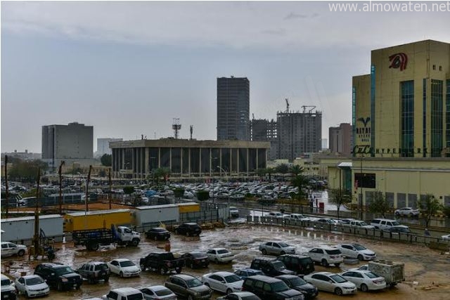 بالصور.. العاصمة تحت زخات المطر