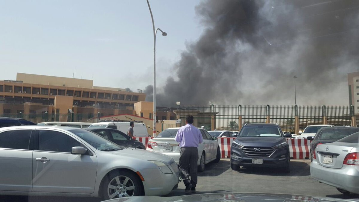 بالفيديو والصور.. تماس كهربائيّ وراء حريق تكييف #جوازات_الرياض