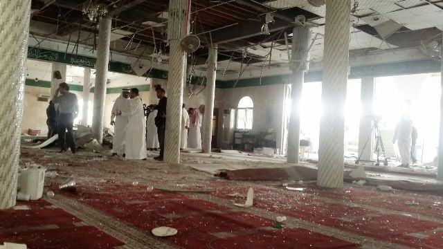 لقطات من مسجد القديح .. أشلاء الإرهابي على الأرضية والجدران