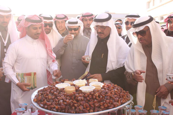 آل عمر يزور معرض جمعية البر برفحاء للتوعية بأضرار التدخين