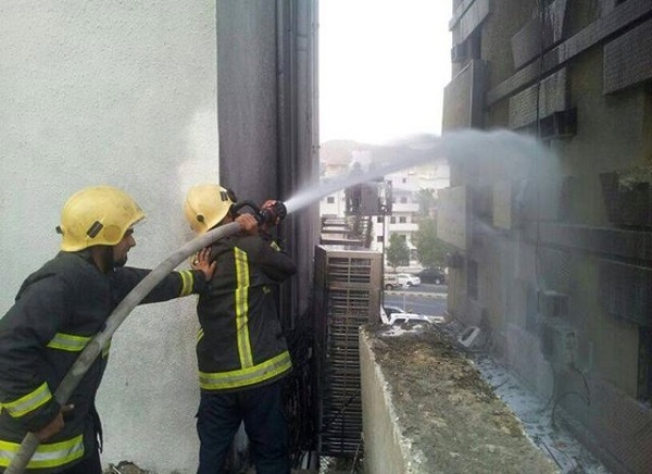 بالصور.. إخلاء 200 عامل بسبب حريق مخلفات بـ”عزيزية مكة”