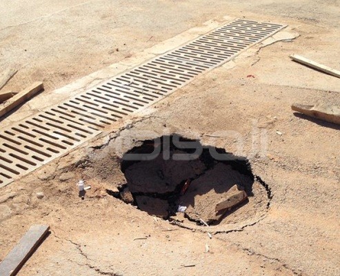 بالصور.. “المواطن” ترصد انهيار أرضية أحد شوارع رفحاء