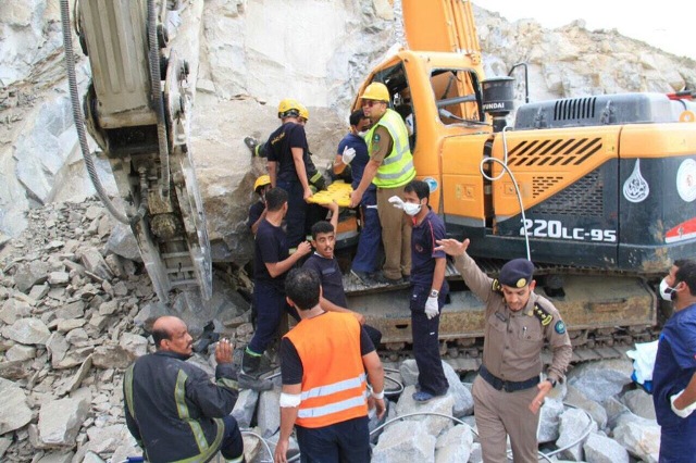 صخرة تجبر “مدني مكة” على قص كابينة آلية حفر