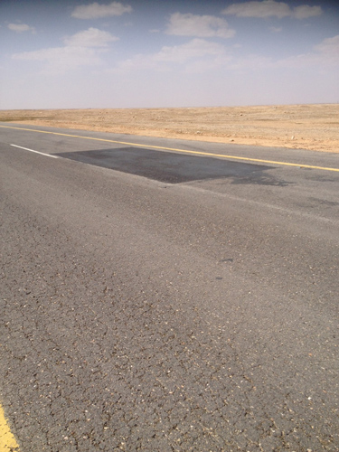 بالصور.. إلزام مقاول بإصلاح حفرة طريق حائل_ لينة الجديد