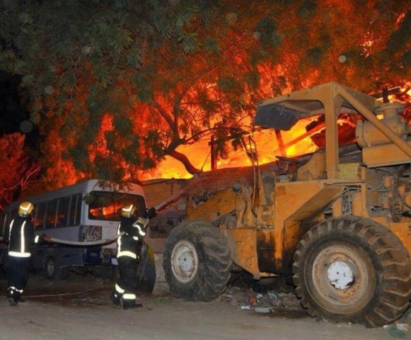 بالصور.. مدني طبرجل يخمد حريقاً بمحطة وقود