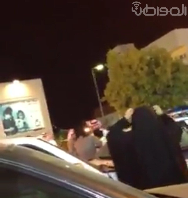 ‏ بالفيديو .. سيدة تحاول تخليص ابنها المخالف من رجال الأمن بالخرج