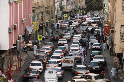 شارع عكاظ بالطائف يجذب الأهالي والزوار في شهر رمضان
