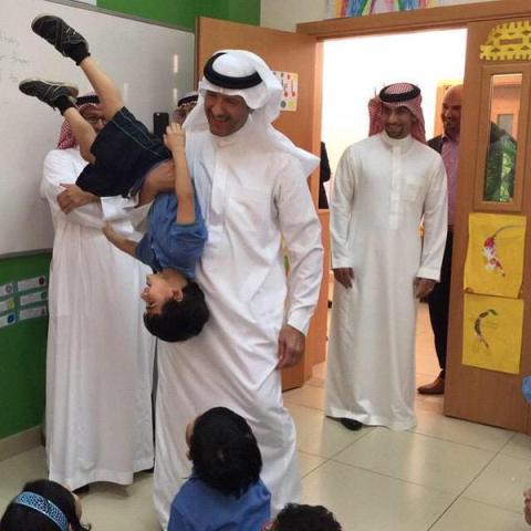 صورة “سلطان بن سلمان” يُمازح طفلاً تثير إعجاب رواد مواقع التواصل