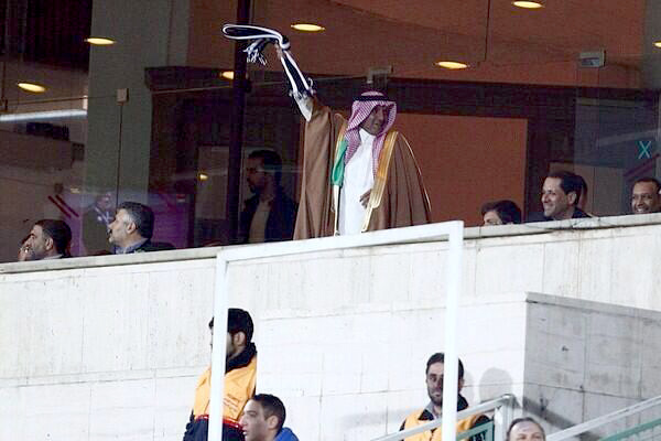 صورة لفرحة السفير السعودي بفوز الشباب تستفز” الغرور الإيراني”