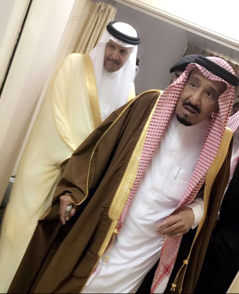 فور وصوله إلى الرياض .. الملك يزور مرافقه الدويش في المستشفى