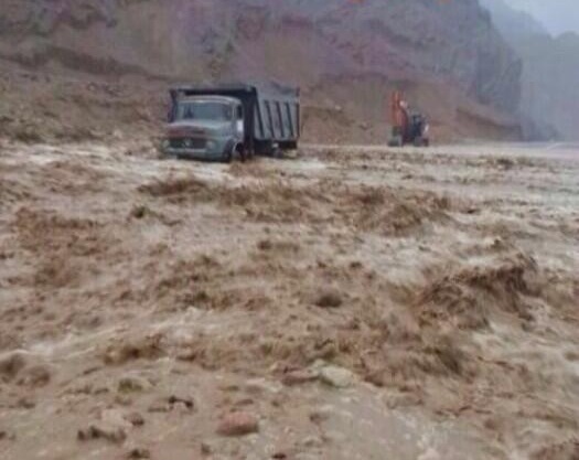أمطار تبوك تحتجز 3 سيارات وتغلق طريق الدرة