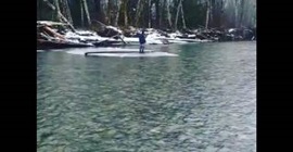 شاهد.. لقطات غريبة لصياد يطوف النهر على قطعة جليد