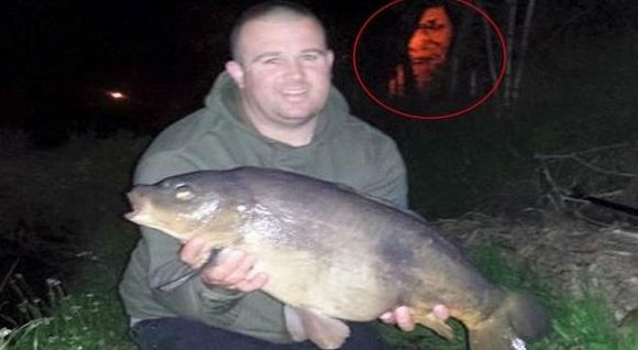 في بريطانيا.. شبح مخيف يظهر في خلفية صورة لصياد مع سمكته
