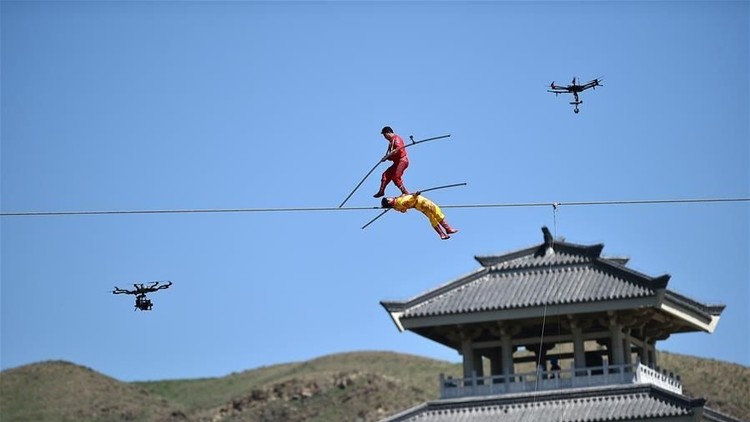 صيني يُغامر بحياته ويمشي 1800 متر على “كبل” لدخول جينيس!