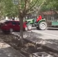 بالفيديو.. صيني يقود معركة لتحطيم السيارات