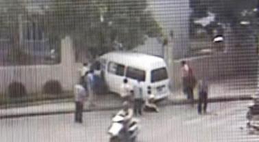 بالفيديو.. امرأة دهستها شاحنة وقامت تمشي بهدوء