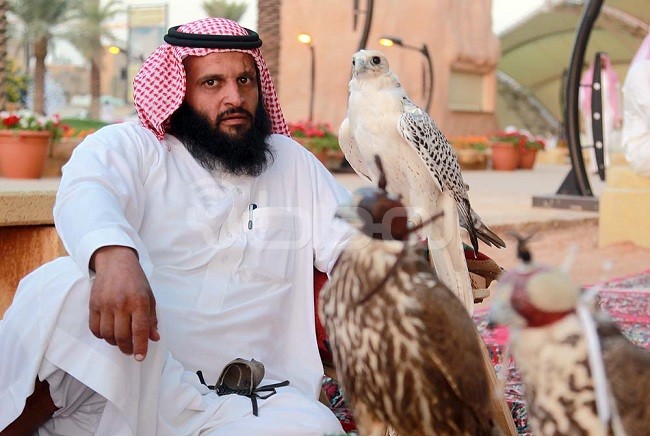 شاهد بالصور.. “المواطن” ترصد مزاد الصقور في الرياض