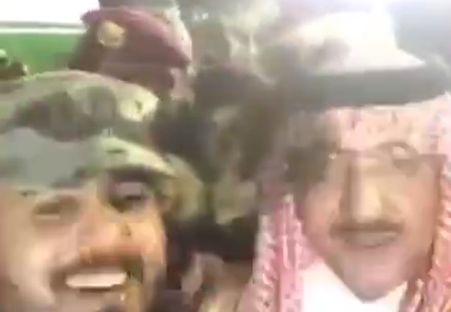 شاهد أول سيلفي لولي العهد مع أحد الضباط