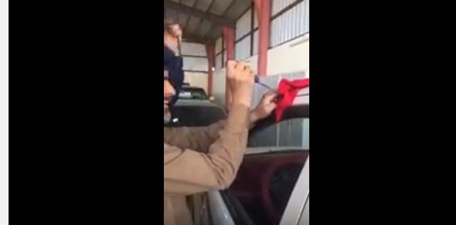 بالفيديو.. ضابط بالدفاع المدني يفتح باب السيارة بطريقة سهلة دون مفاتيح