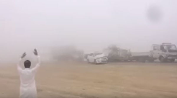 بالفيديو.. تصادم مروع لشاحنة وعدد من السيارات بسبب الضباب بالشرقية
