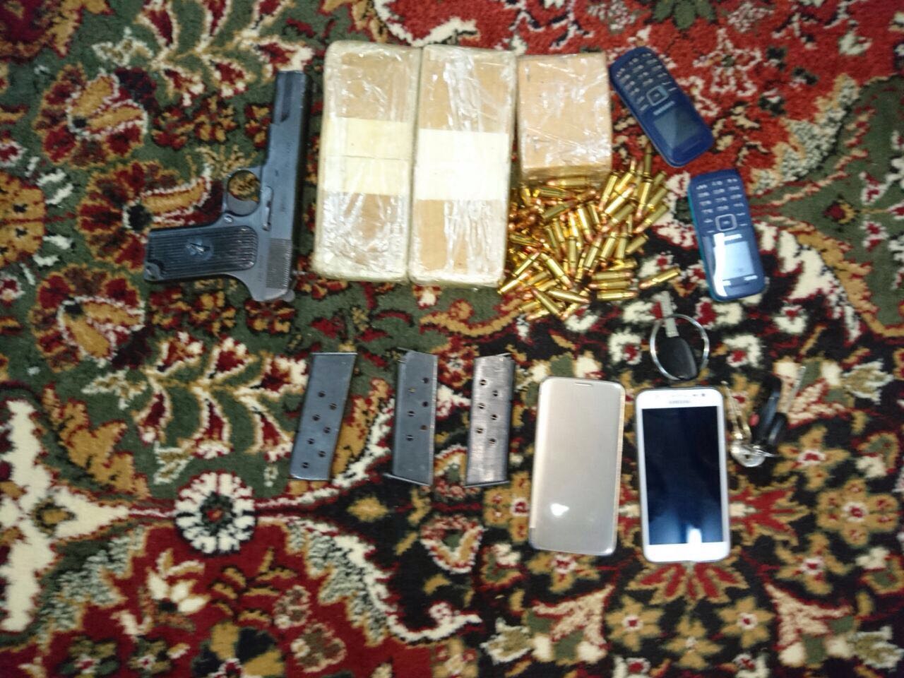 ضبط 7 أسلحة نارية ومواد مخدرة في عمليات أمنية بـ #مكة_المكرمة