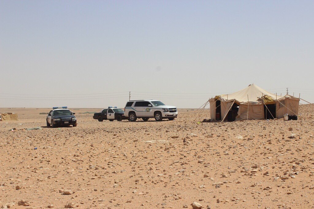 بالصور.. ضبط مصنع خمور داخل “خيمة” في منطقة صحراوية بعرعر