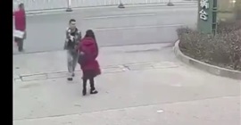 فيديو صادم.. رجل ينهال على زوجته بالضرب واللكمات حتى أفقدها الوعي!!