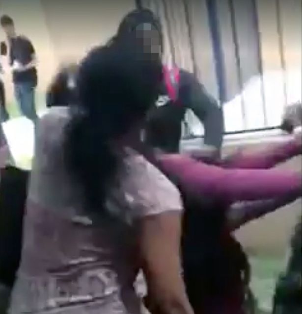 تداول فيديو معركة طاحنة بين 10 طالبات داخل مدرسة