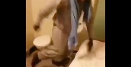بالفيديو.. مسجون يتلقى علقة ساخنة من زميله