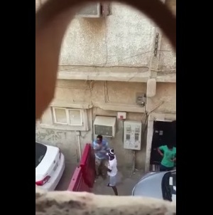 بالفيديو.. الاعتداء على مقيم بالضرب والصفع وسلب أمواله بالرياض