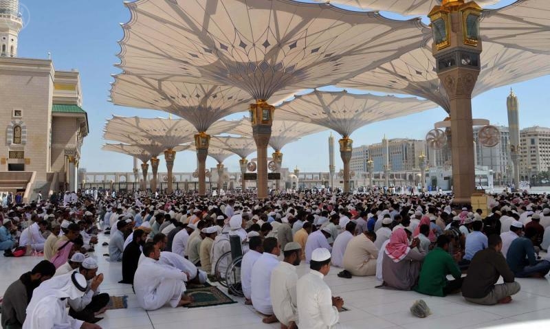 المصلون يؤدون صلاة آخر “جمعة ” في شعبان بالمسجد النبوي