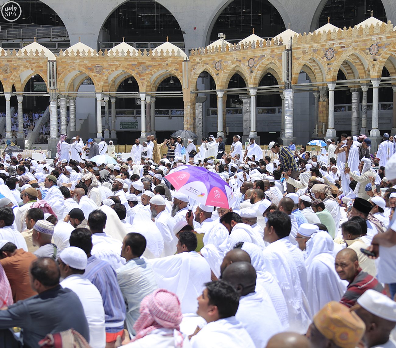 شاهد.. ضيوف الرحمن يؤدون أول صلاة جمعة بالمسجد الحرام بعد رمضان