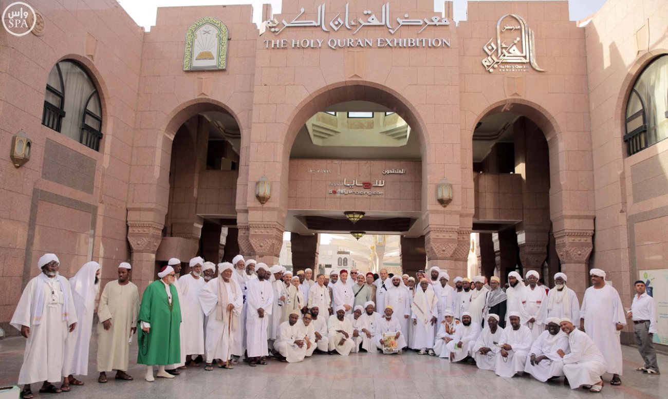 250 من ضيوف خادم الحرمين يزورون معرض القرآن الكريم بالمدينة المنورة