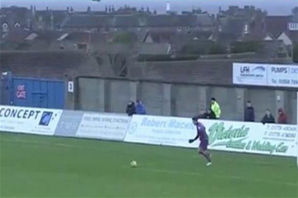 بالفيديو.. لاعب يصطاد طائر نورس خلال مباراة كرة قدم