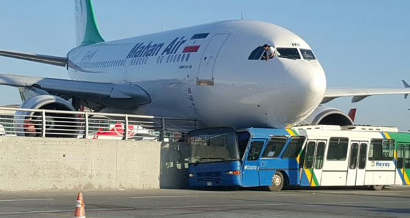 طائرة إيرانية «تعتلي» حافلة في مطار «أتاتورك»